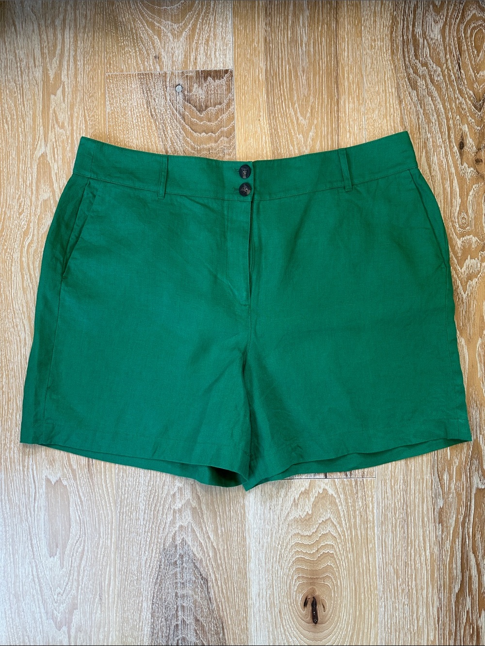 Boden Westbourne Linen Shorts 6”, size US 20-22, Green Tambourine colorway